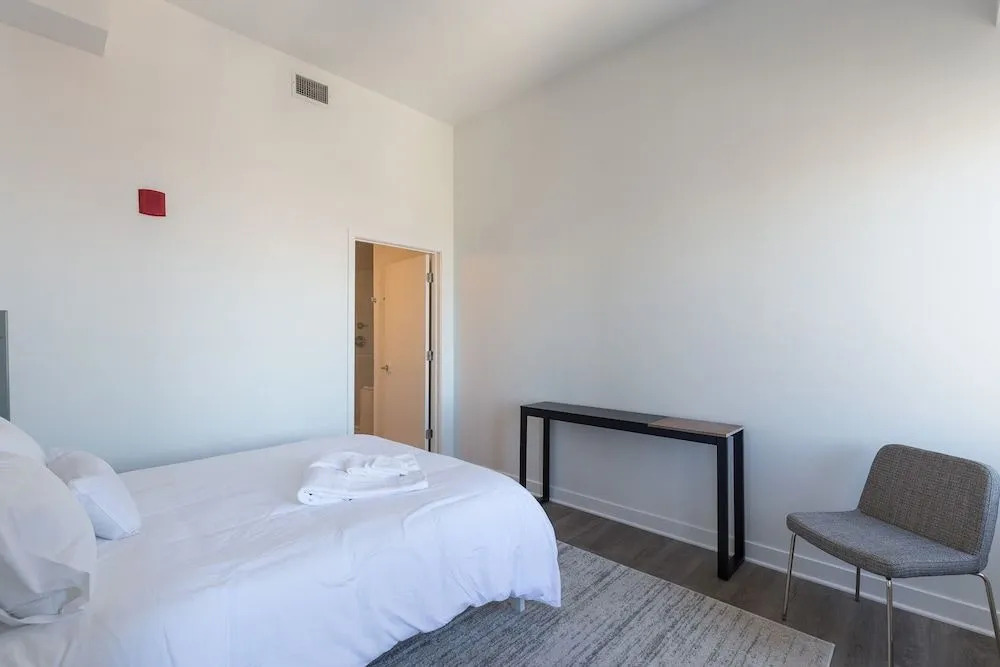 Sky on Main - Luxe DT Apts with Gym + Roof Terrace by Zencity
