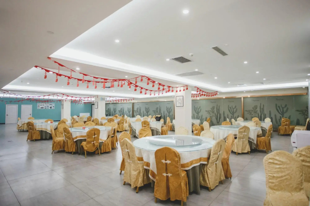 Xinjiang Tianshan Snow Leopard Hotel