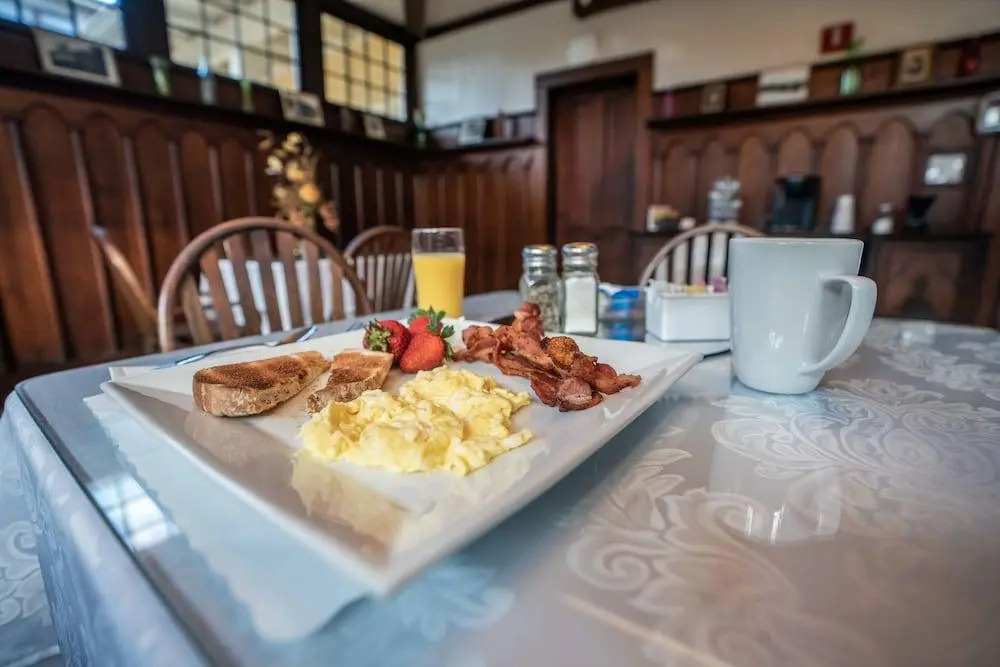 Live Oaks Inn