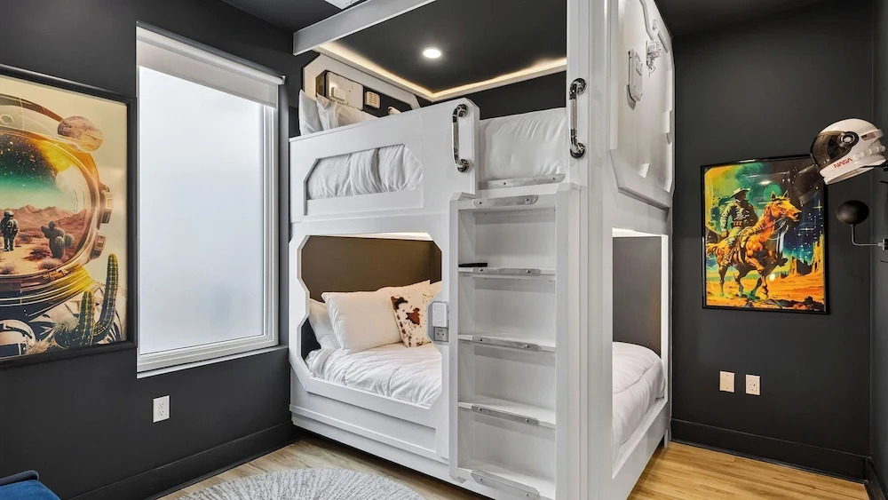 Cosmic Cowboy by Avantstay Design-forward Condo + Near Broadway, Coffee Shops and Breweries