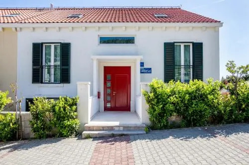 Zlatni Bol Apartments