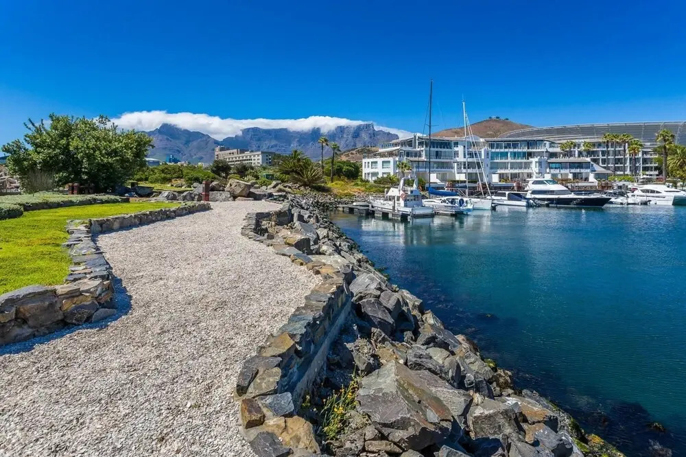 Wonderful Secure Apartment Walking Distance to Waterfront African Anchor