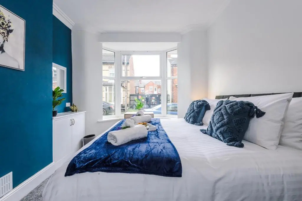 Spacious 4-bed house in Crewe by 53 Degrees Property, ideal for Business & Contractors, Great Location - Sleeps 8