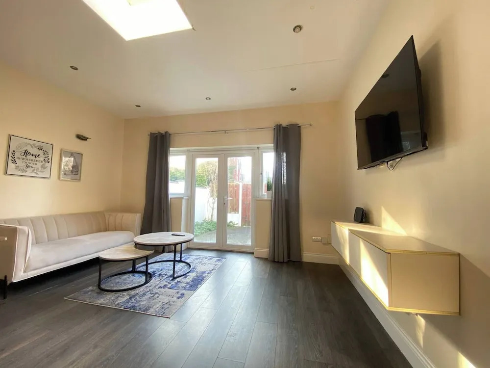 Bright & Lush 2 Bed Apartment
