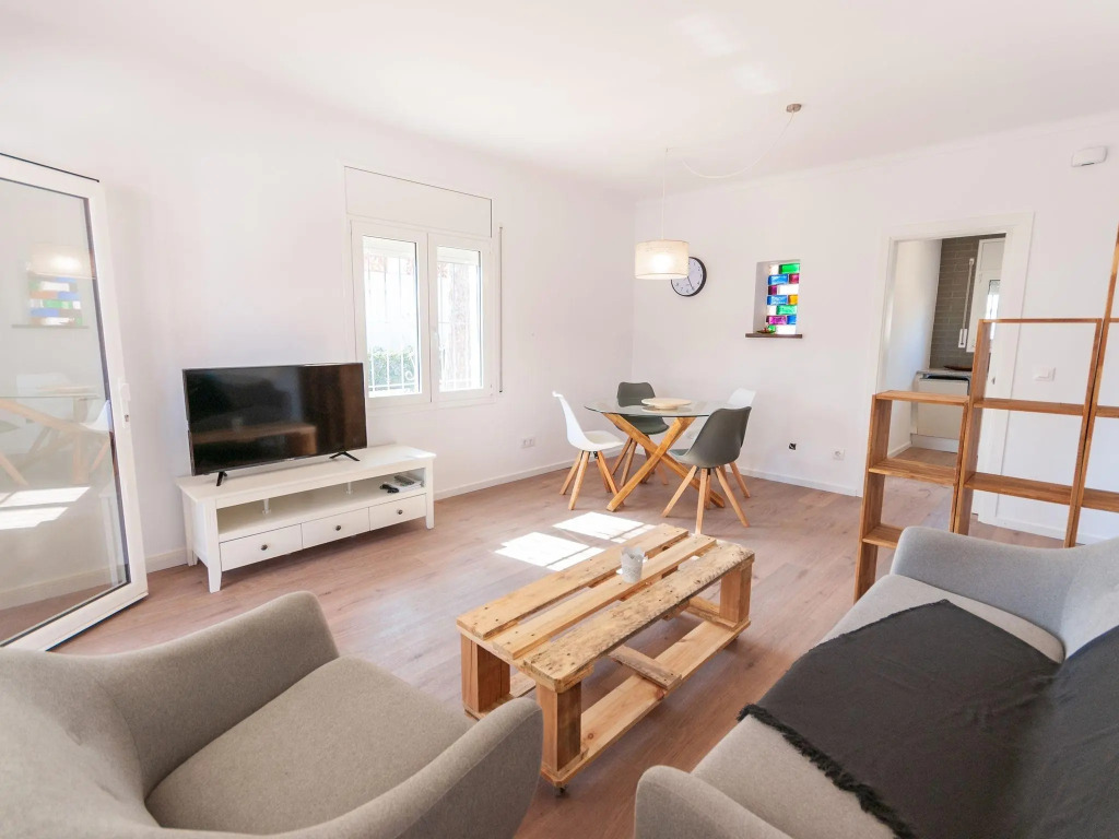 Lovely Holiday Home in l'Escala with Fenced Garden