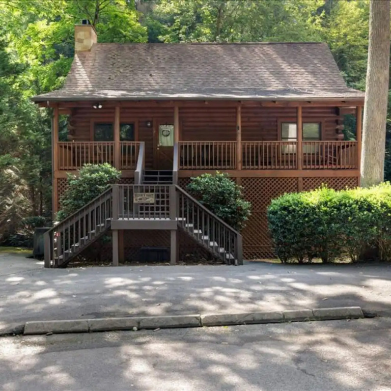 Minutes to Parkway I Pigeon Forge Sleeps 14 5BR