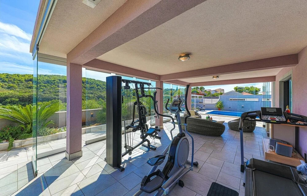 Amazing Home in Okrug Donji with WiFi, 5 Bedrooms & Hot Tub