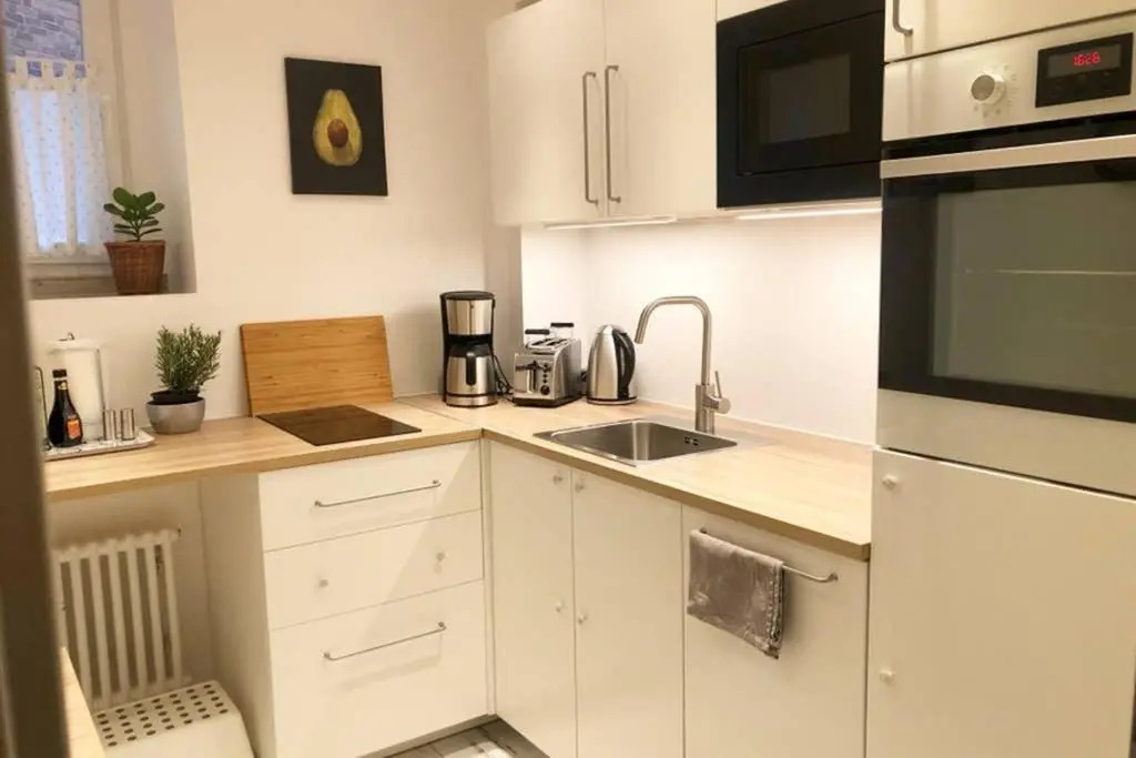 Gemütliche sanierte 1 Zimmer Wohnung mit privatem Parkplatz im Zentrum
