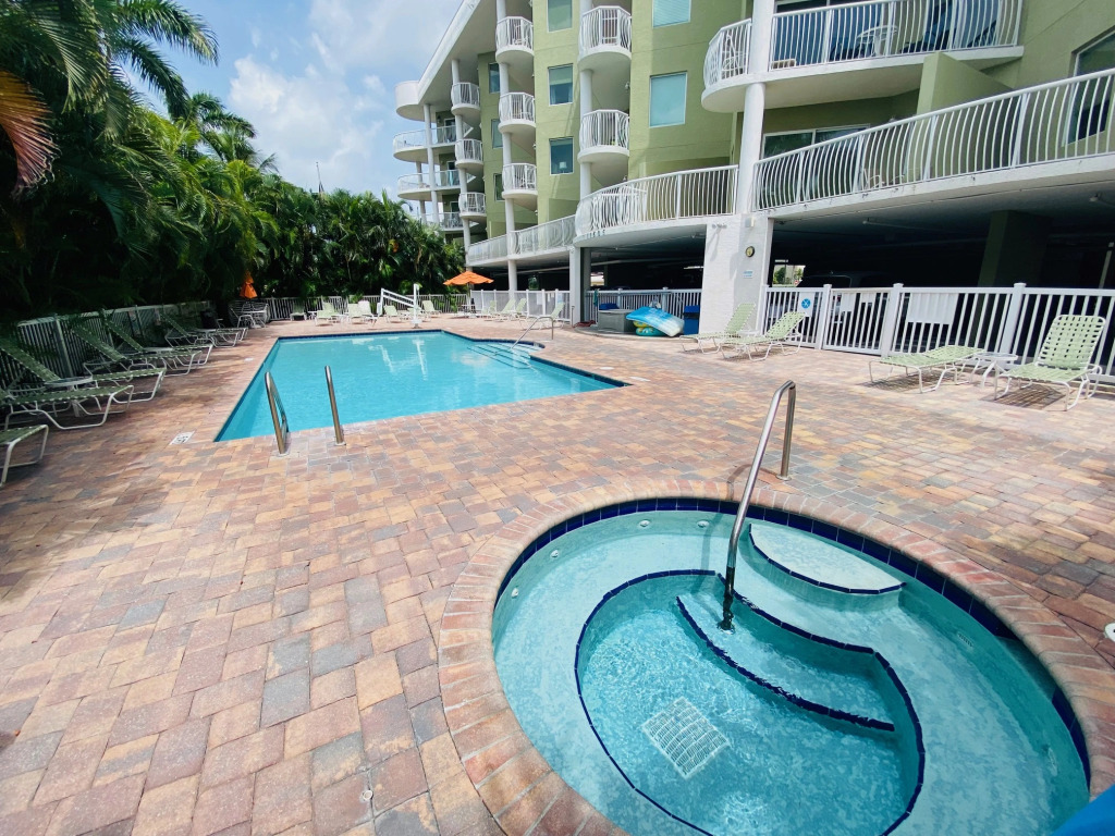 Luxury Spacious Penthouse Beach View Treasure Island Pool HotTub