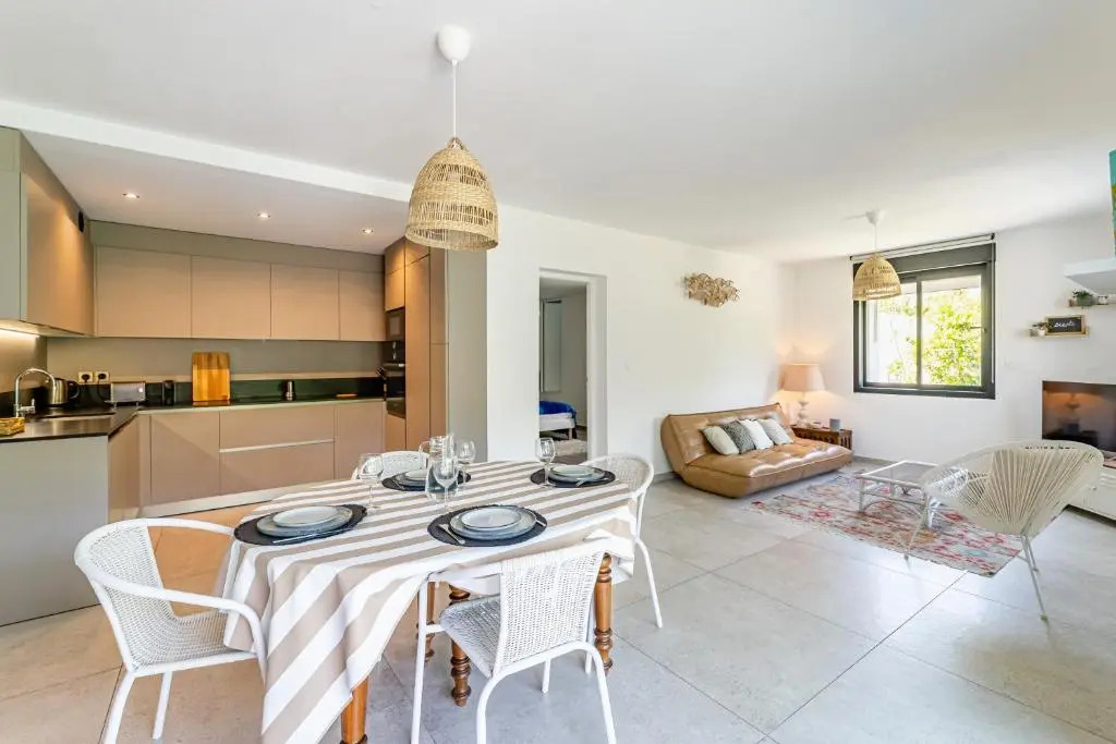 Le Clos - appartement Cassis, jardin 120m2, 2 places parking proche center et mer