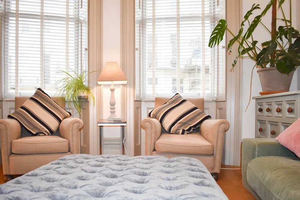 2BD Seafront Flat w Tasteful Decor & Large Garden