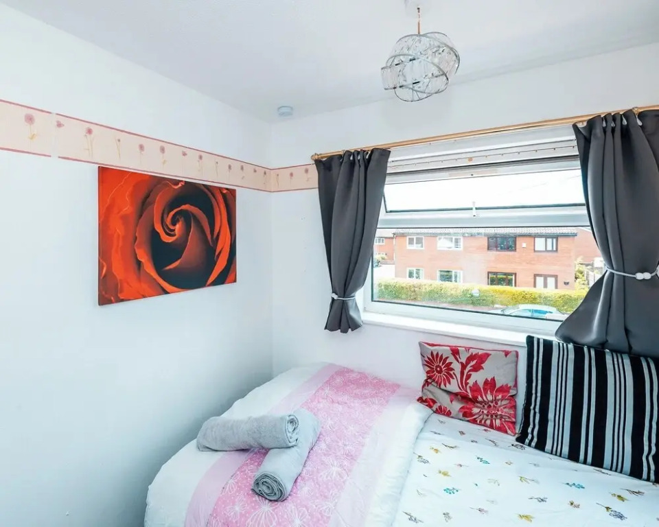 3-bed City Retreat - Sleeps 8, Garden & Parking