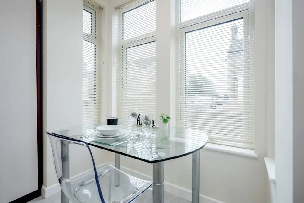 Homely Spaces Apt A, Large Studio W/king, 2guests