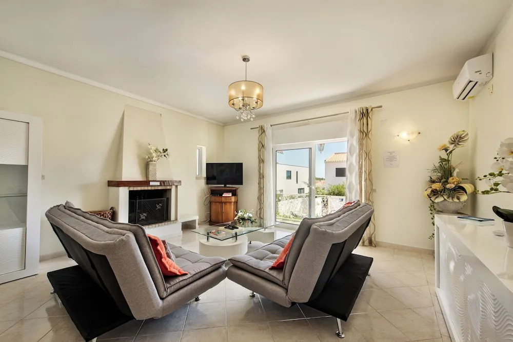 Charming Villa With Private Pool in Vibrant Vilamoura, Free AC and Wifi