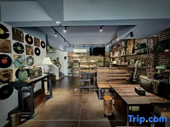 Zhaoqing Time Story Homestay (Seven Star Cave Archway)