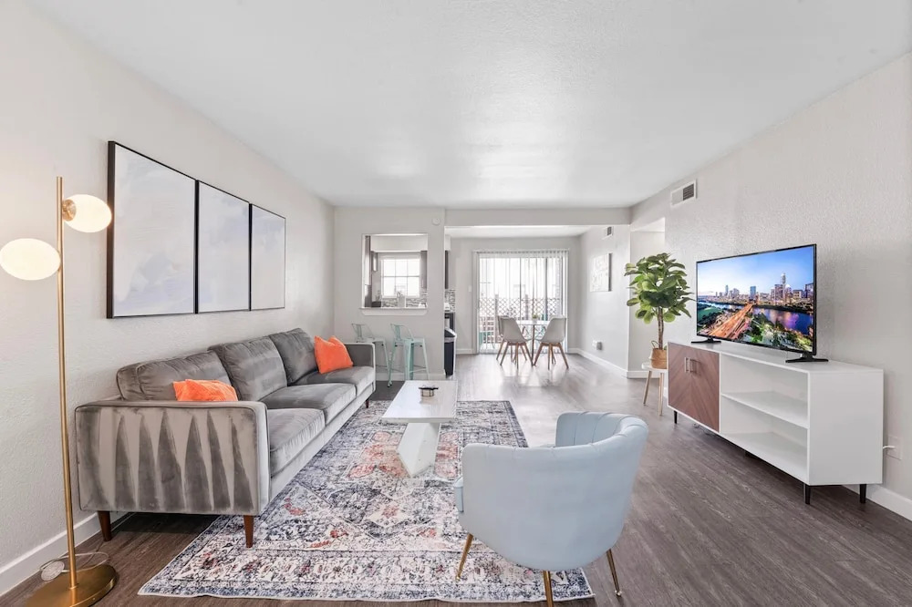 Spacious and Fun King Bed 2BR w Pool 5 Min to DT