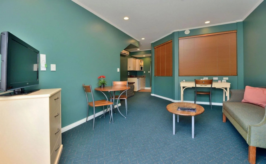 Shoreline Motel