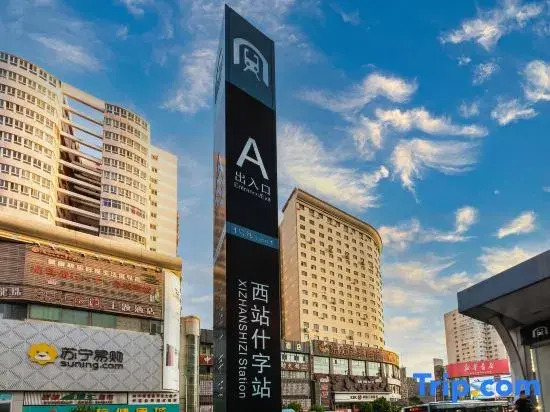 Lando Smart Cloud Hotel (Lanzhou Center Branch at Xizhan Cross Metro Station)