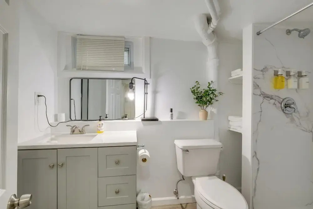 1 Mi to the Metro! Centrally Located Apt Near DC