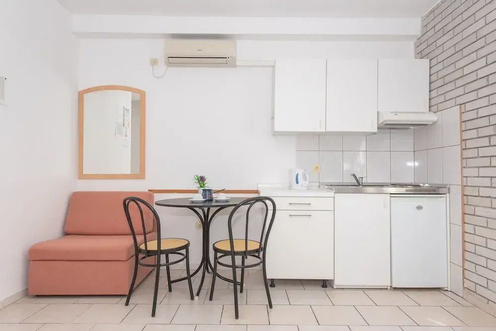 Relaxing Apartment in Okrug Gornji near Mavarstica Beach