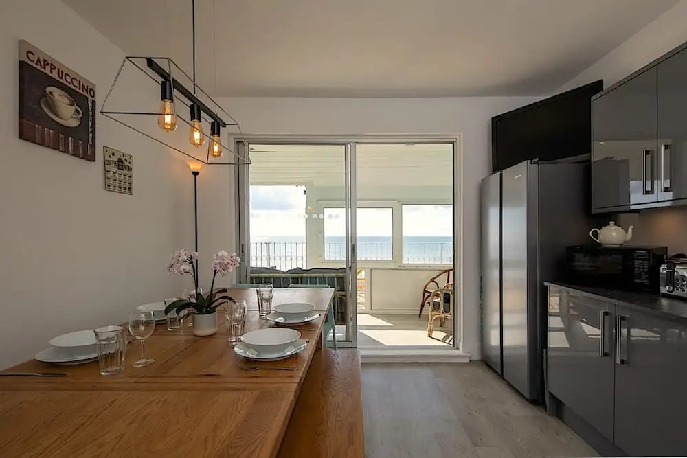 Stunning Beachfront Apt w Balcony Sea Views