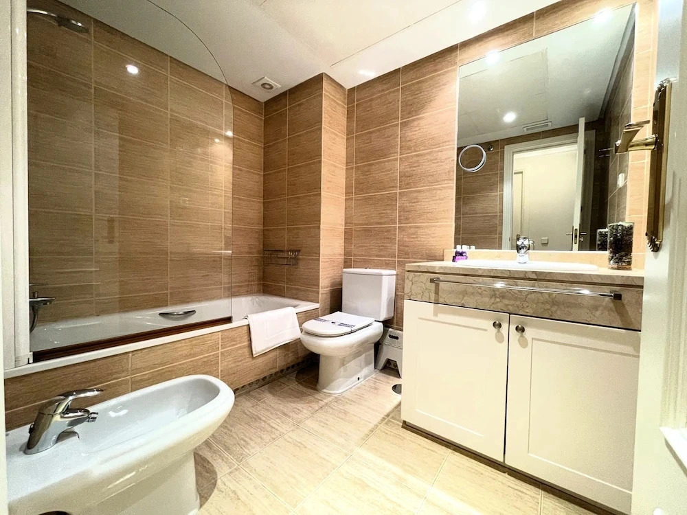 Modern 2-bedroom Apartment With Private Underground Parking Lift Access