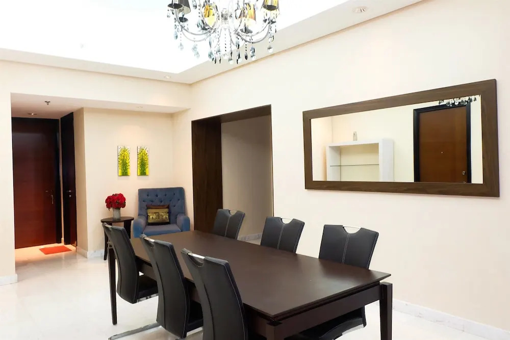 Luxury 3 Bedroom The Peak Apartment By Travelio