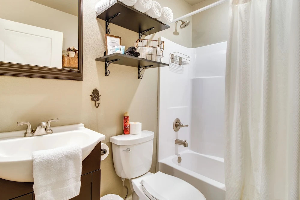 Updated Cotter Cottage: Walk to White River!