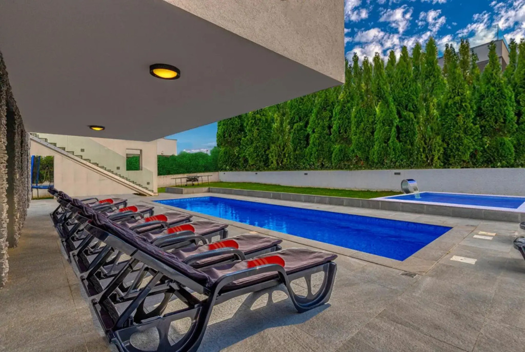 Leon's Holiday Homes Villa 3
