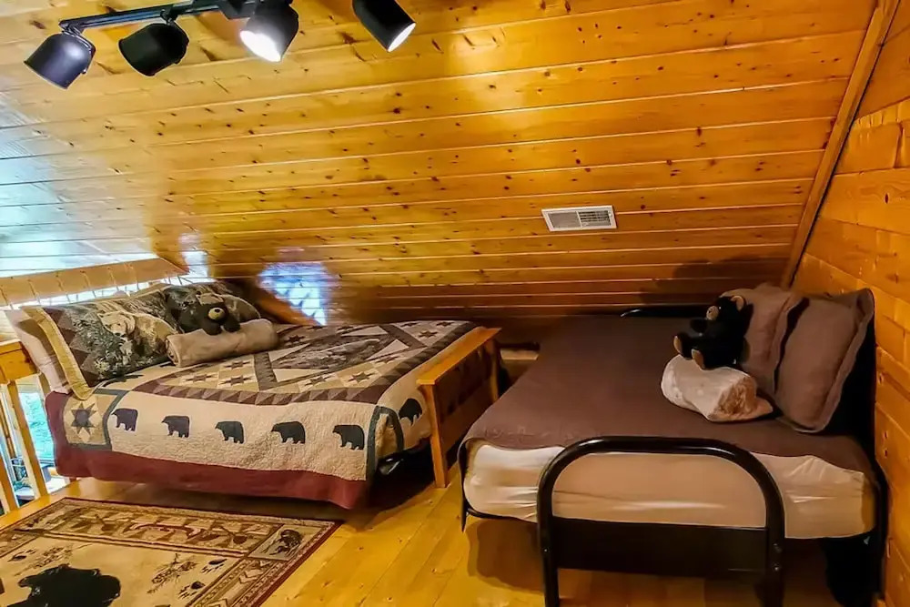 Cozy Cabin w Game Room hot tub Creek