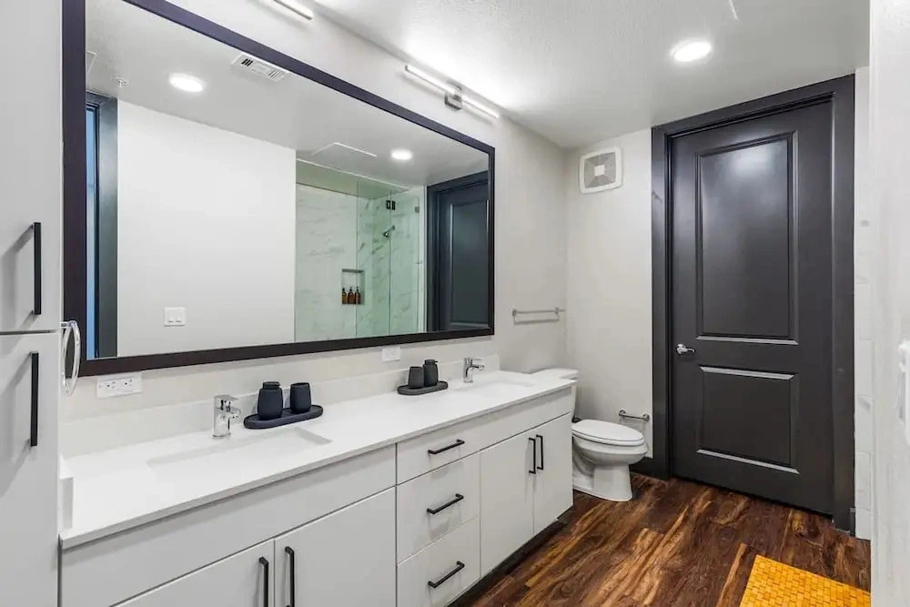12 Min to Downtown Pool Balcony Free Parking