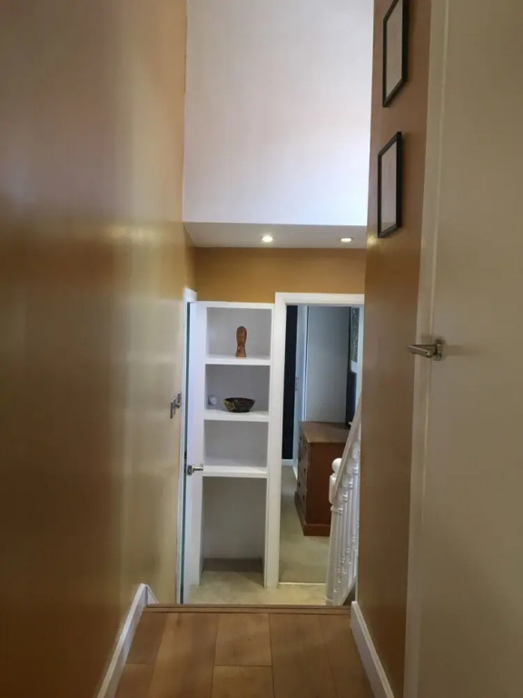 Charming 1 Bed Near Tube with Parking Permit