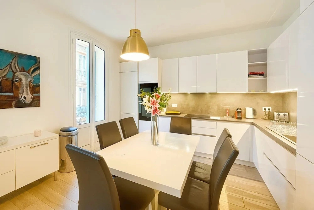 Stylish 3-bedroom Gem Steps From Monaco Spacious