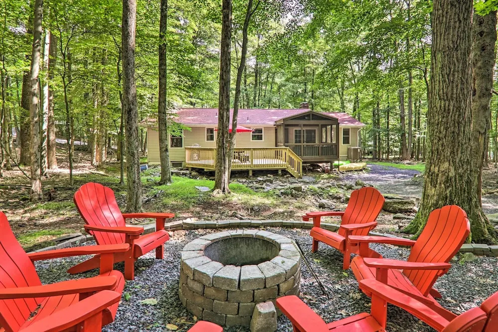 Sunroom, Fire Pit + Sauna: Lake Locust Village Gem