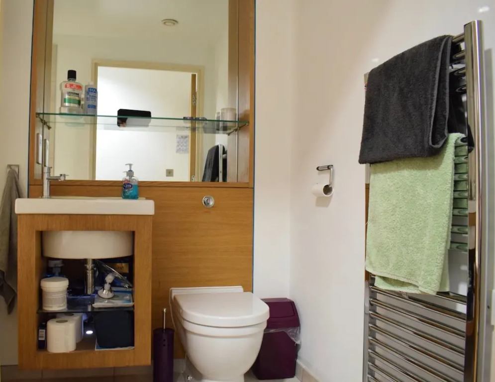 1 Bedroom Flat Near Old Street With Balcony