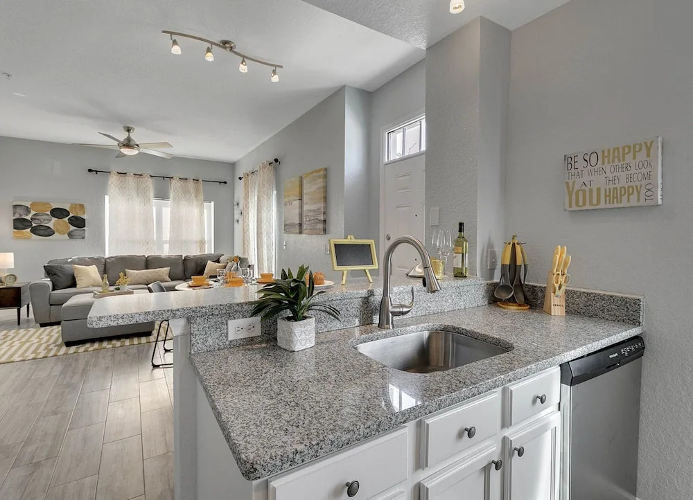 4 Bedroom Townhouse, Resort, 15 Mins to Disney, Themed Rooms perfect for Kids