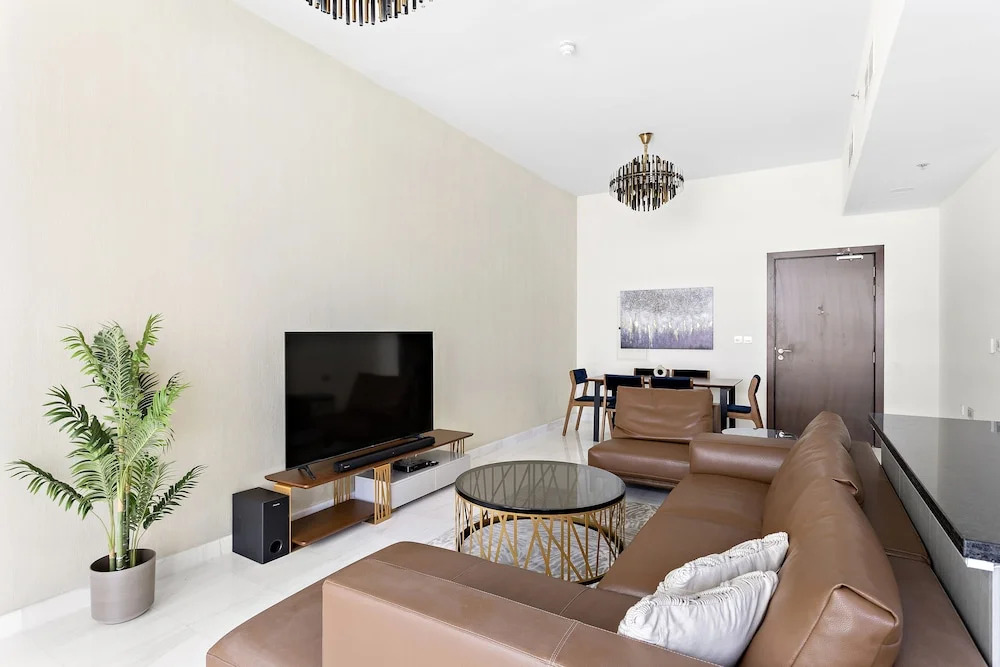 WelHome - Opulent Retreat With Panoramic Cityscape Views