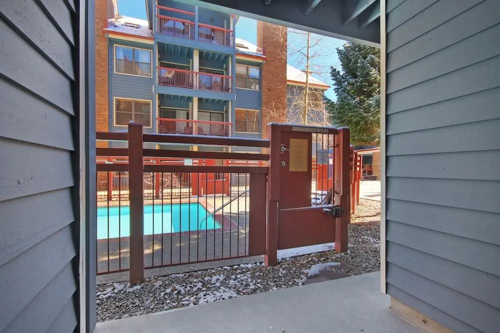 Cozy + Convenient 1br - Just Steps To Vibrant Apres-ski 4ppl 1 Bedroom Condo by RedAwning