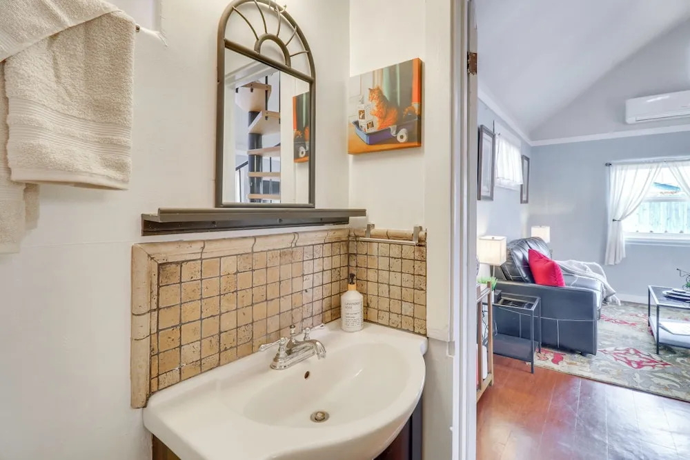 Walk to Downtown! ABQ Couples Studio w/ Deck