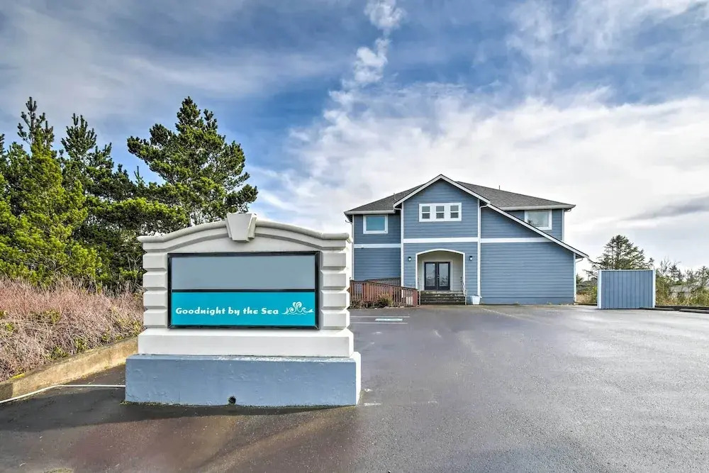 Dog-friendly Canalfront Condo in Ocean Shores