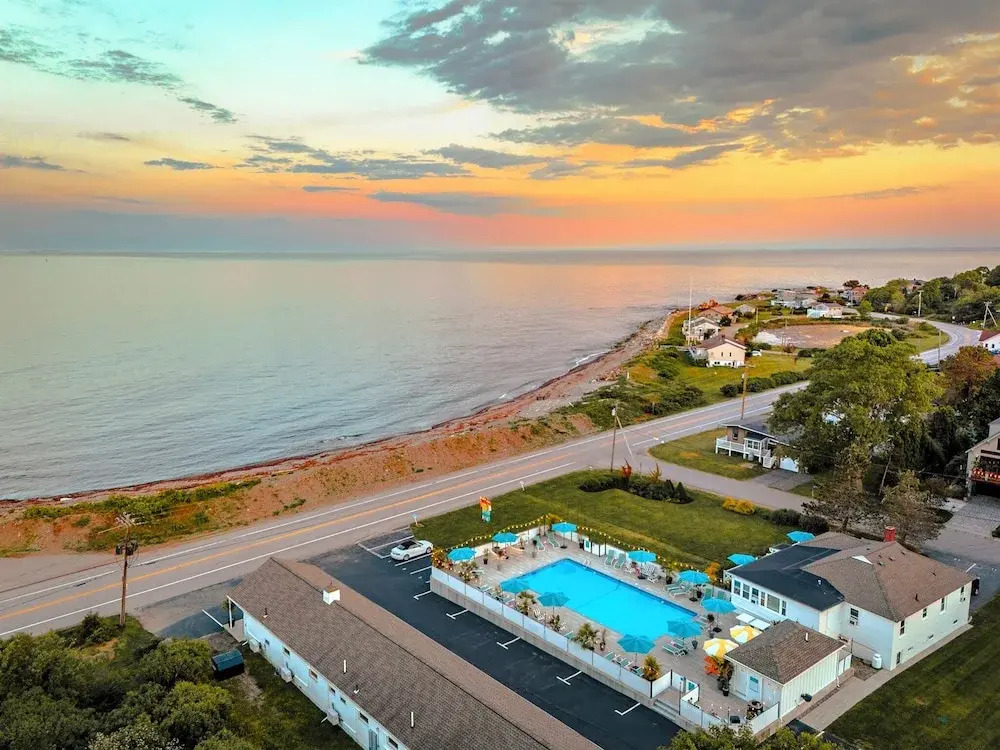 Rye Motor Inn - Oceanfront, Walk to Beach