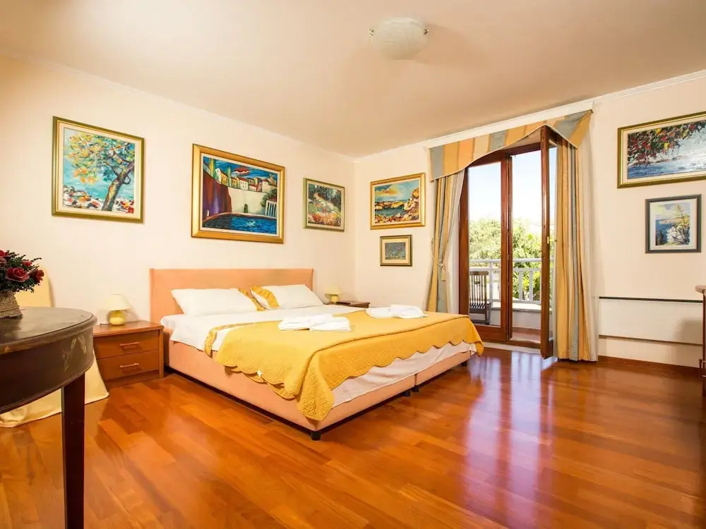 5 Bedroom Holiday Home With Balcony