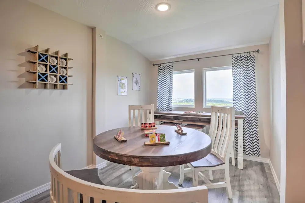 4 Mi to Silver Dollar City: Chic Branson Retreat!