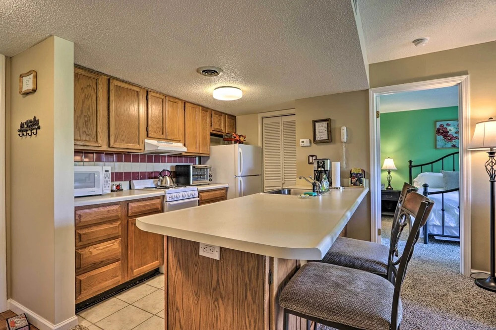 Condo w/ Pool & Grill Access ~ 4 Mi to Gatlinburg!