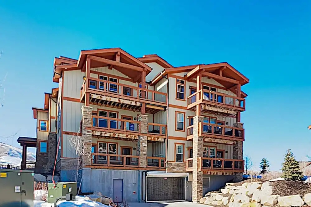 New Listing! Contemporary W/ Lake Views 3 Bedroom Condo