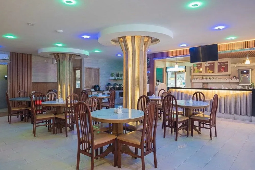 RedDoorz Plus near Mall Nagoya Hill Batam 3