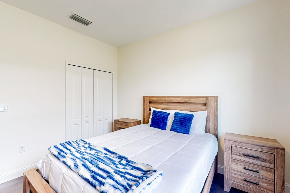 Dog-friendly Home With Tesla EV Charger, Yard, Patio, Grill, AC, & W/D
