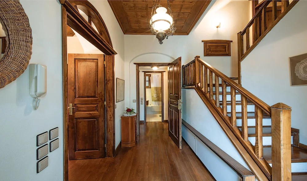 The Fountainhead Historic Chalet by JJ
