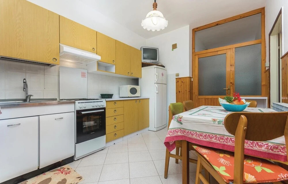 Beautiful Home in Lovrecica With Wifi and 2 Bedrooms