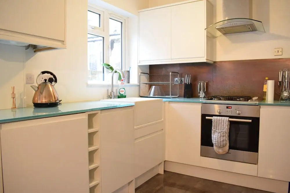 1 Bedroom Garden Flat in Zone 2